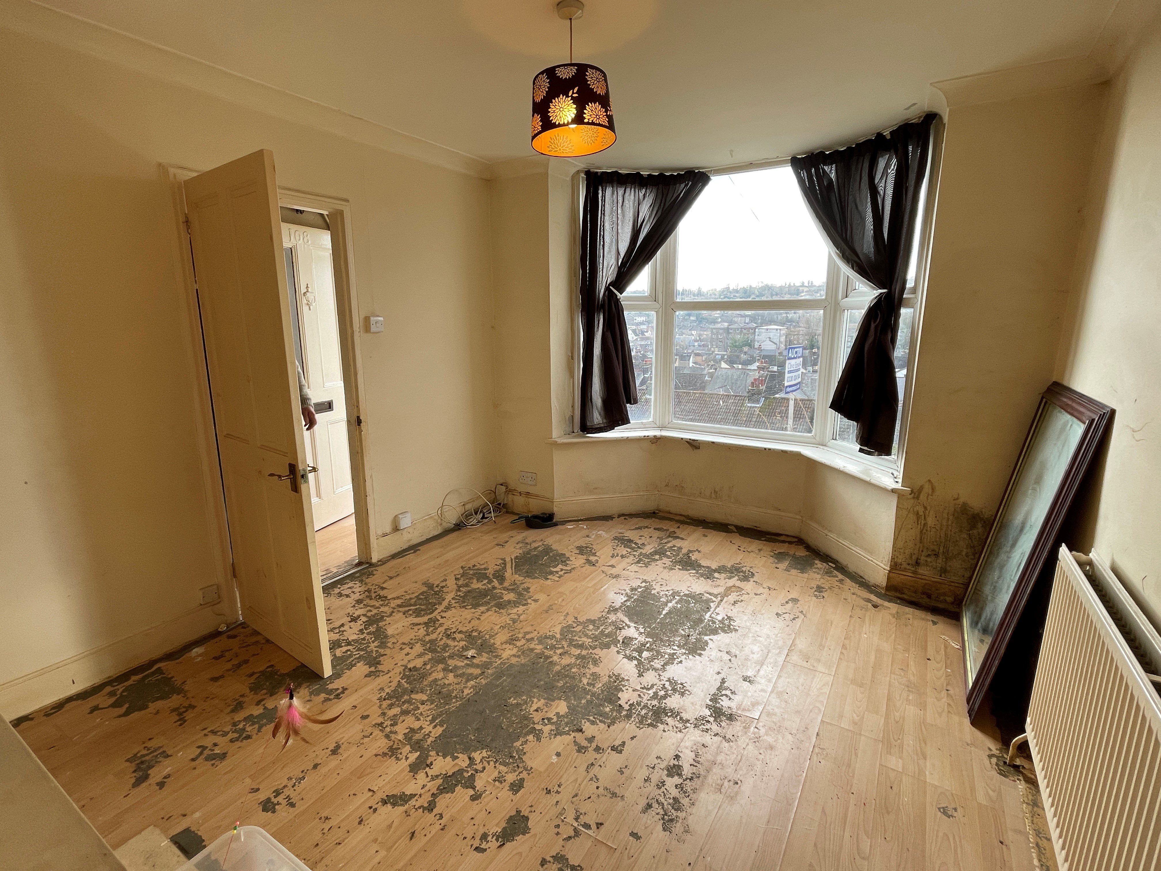 Lot: 92 - THREE-BEDROOM TERRACED HOUSE WITH VIEWS - 